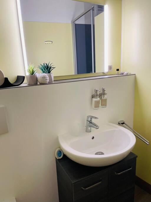 Fewo 20 - Appartement Im Rottalblick - Youngmodern Wohnen Mit Bademantelgang Zur Therme, Tv, Balkon Und Persoenlichem Gaesteempfang Von Astarte Estate Bad Griesbach im Rottal Exterior foto