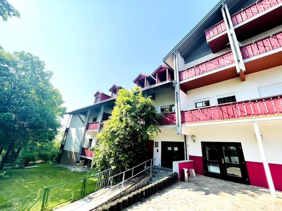 Fewo 20 - Appartement Im Rottalblick - Youngmodern Wohnen Mit Bademantelgang Zur Therme, Tv, Balkon Und Persoenlichem Gaesteempfang Von Astarte Estate Bad Griesbach im Rottal Exterior foto